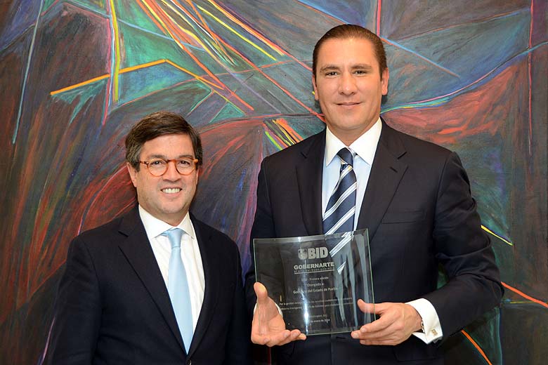 El presidente del Banco Interamericano de Desarrollo, Luis Alberto Moreno y el gobernador de Puebla, Rafael Moreno Valle.