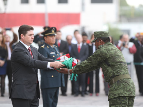 Rodrigo Medina de la Cruz encabezó el evento conmemorativo al que acudieron autoridades del Ejército.