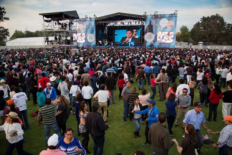 Volkswagen de México celebró los 50 años de la empresa con una gran fiesta a la que se dieron cita más de 40 mil trabajadores de la armadora y sus fam