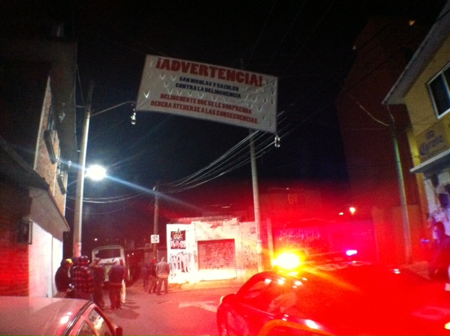 En las calles de San Nicolás Totolapan, los vecinos colocaron mantas de advertencia a los delincuentes.