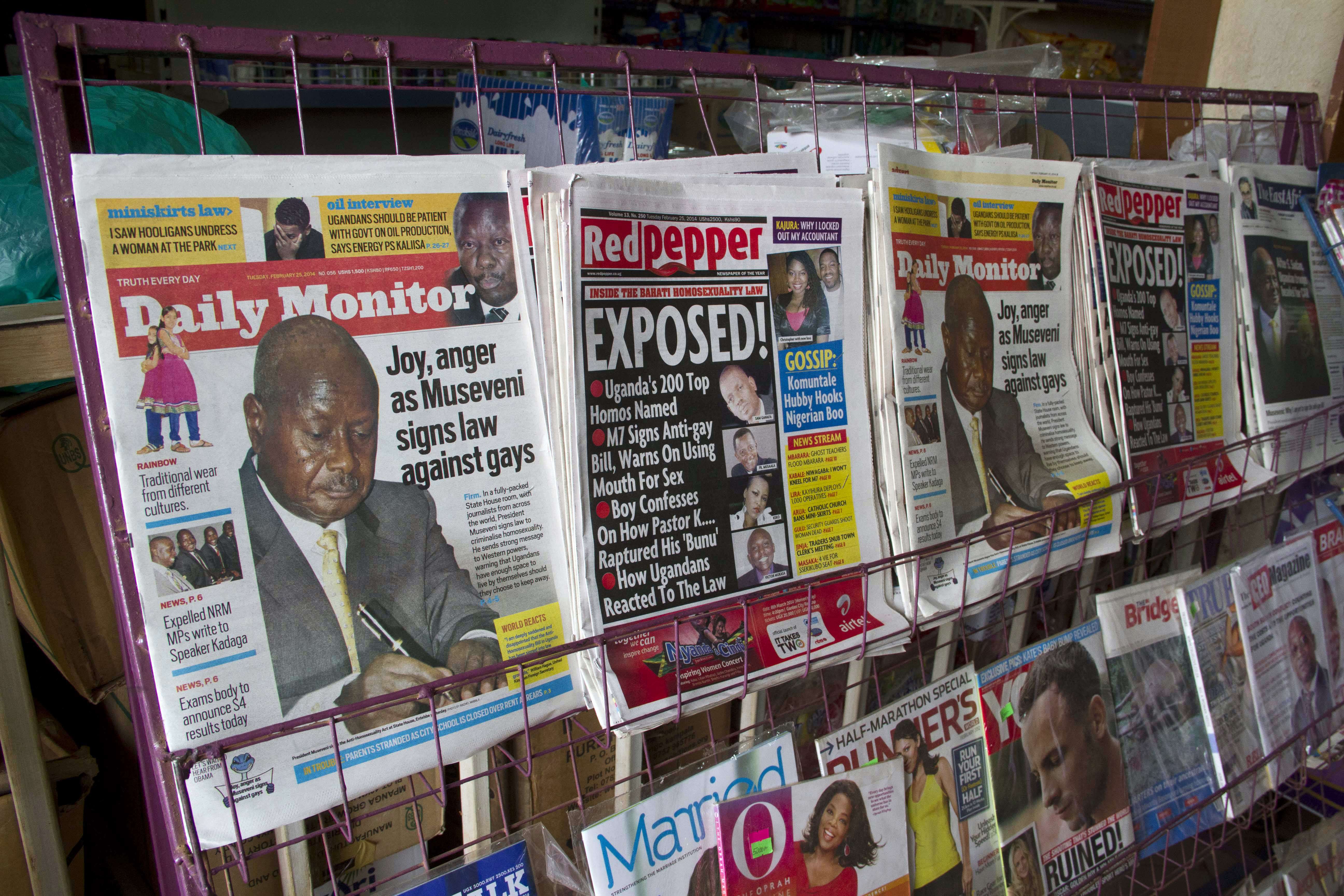Diarios ugandeses, en un kiosko de Kampala, recogen la noticia sobre la firma de la ley homófoba por el presidente Museveni
