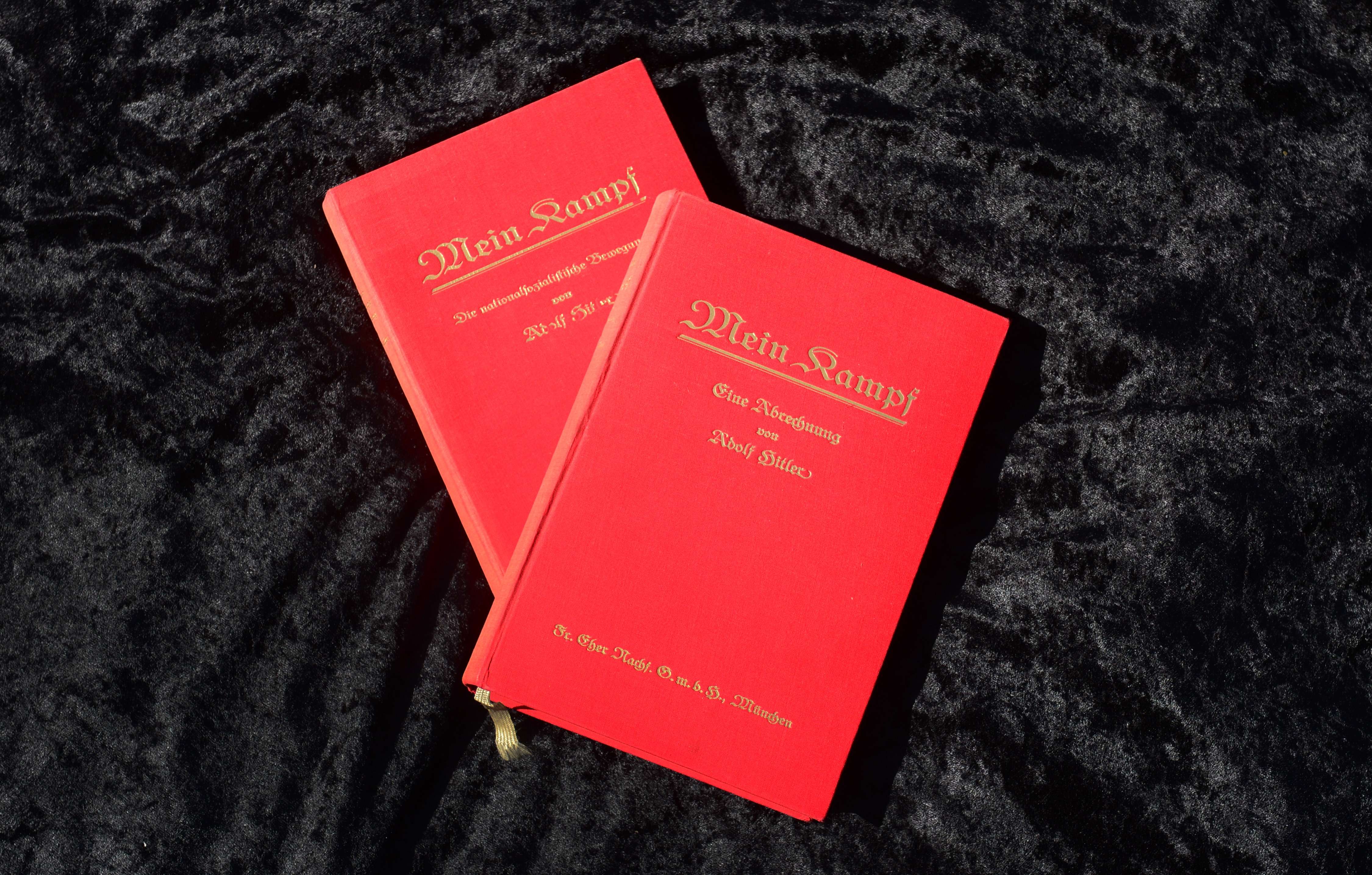 Los ejemplares de "Mein Kampf" que salen a subasta este jueves en Los Ángeles