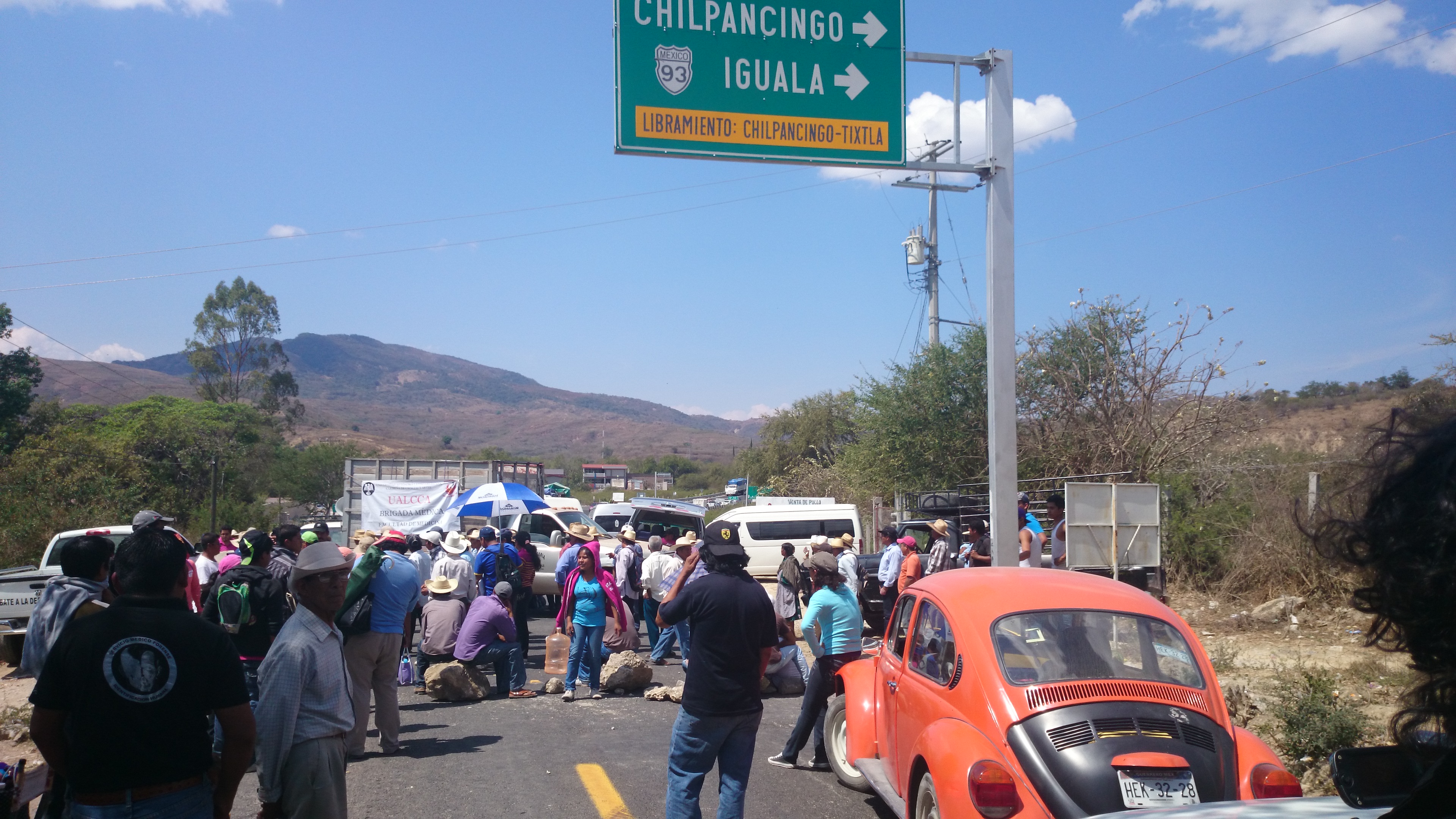 Desde las 10:30 horas, el grupo se volvió a posesionar de la carretera federal que comunica a la región Centro con la Montaña en sus partes alta y baj