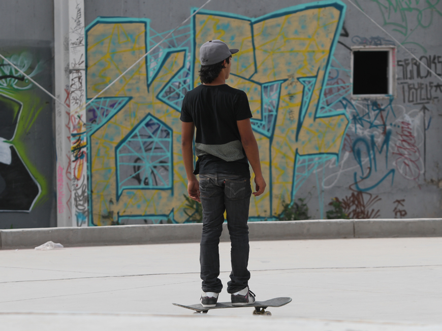 Integrantes de El Chanate, entre ellos Efraín y “El Bolsas”, realizando trabajos de ambientación en el Skate Park de Torreón.