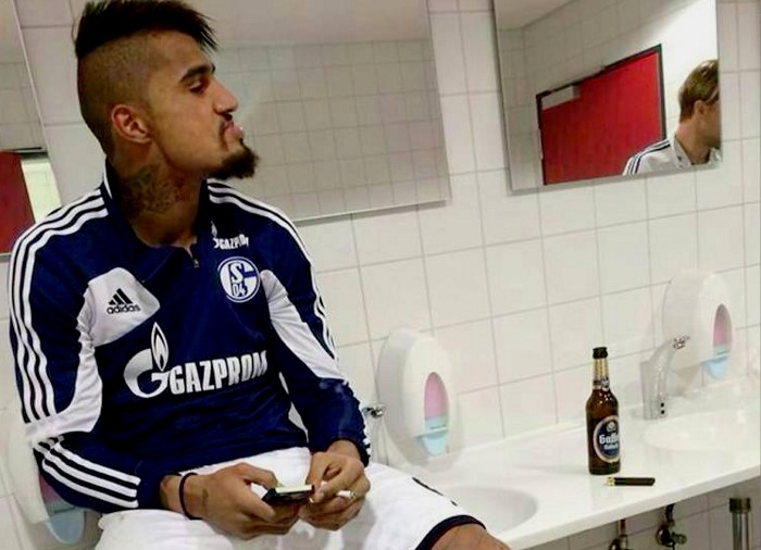 Kevin-Prince Boateng fuma previo al control, y al fondo se aprecia al meta Timo Hildebrand