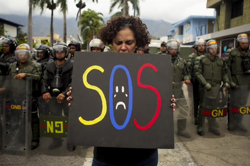 Nueva marcha en Venezuela; estudiantes visitan embajada de Cuba