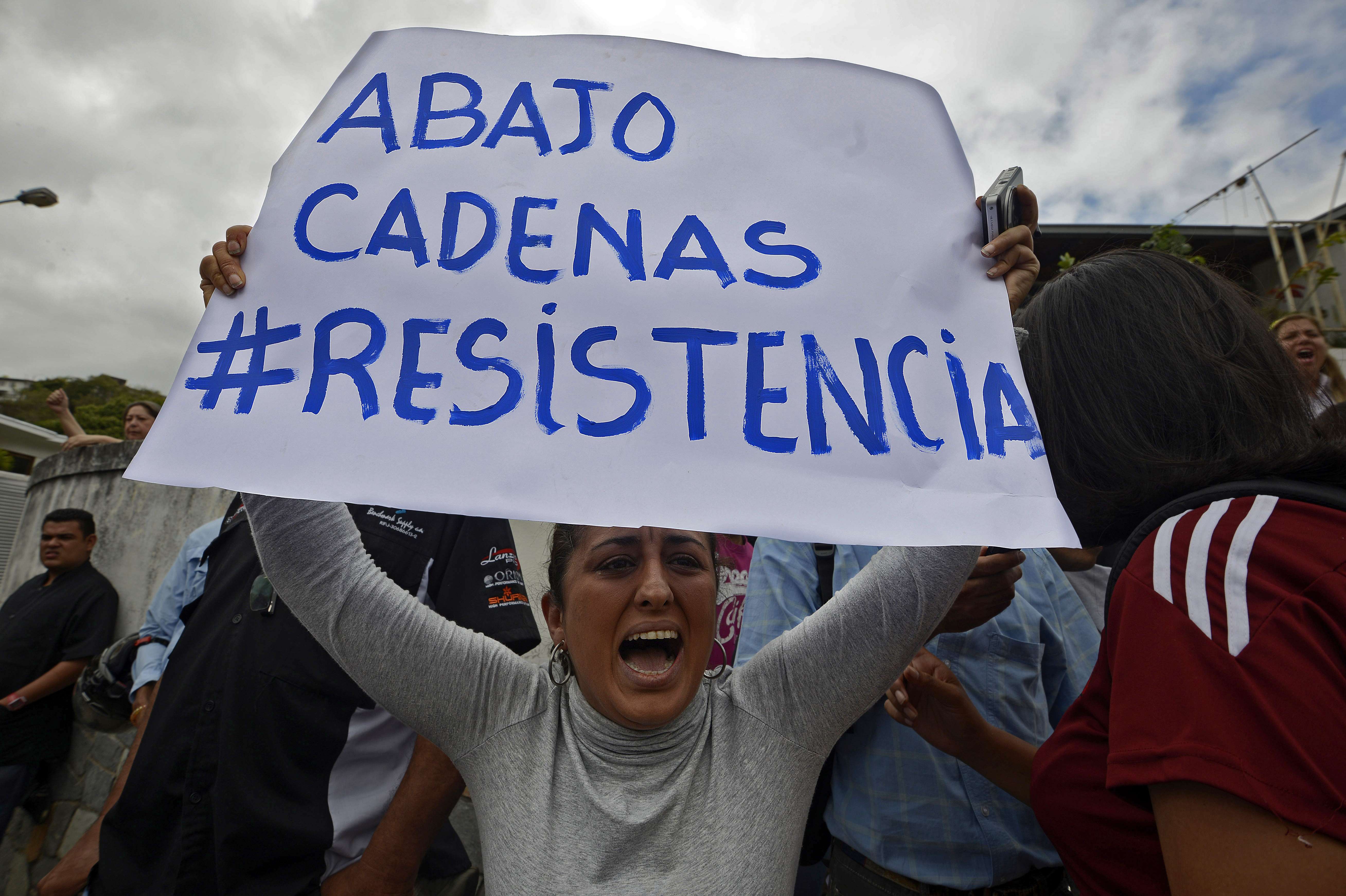 Una mujer protesta contra el gobierno de Maduro en una manifestación ante la embajada de Cuba en Caracas