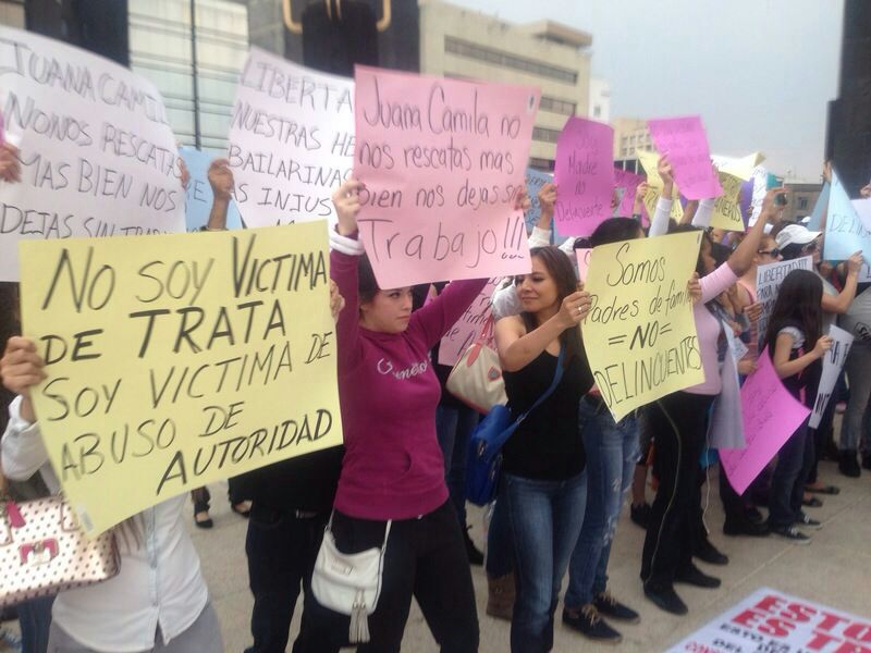 Protesta de trabajadores de 'table dance' y antros en la explanada del Monumento a la Revolución.