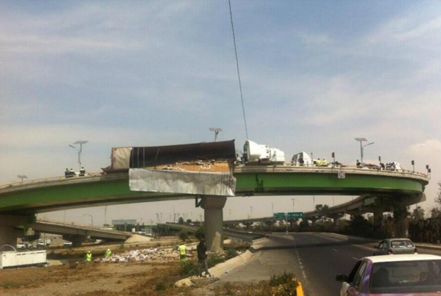 Vuelca Tráiler en Circuito Exterior Mexiquense