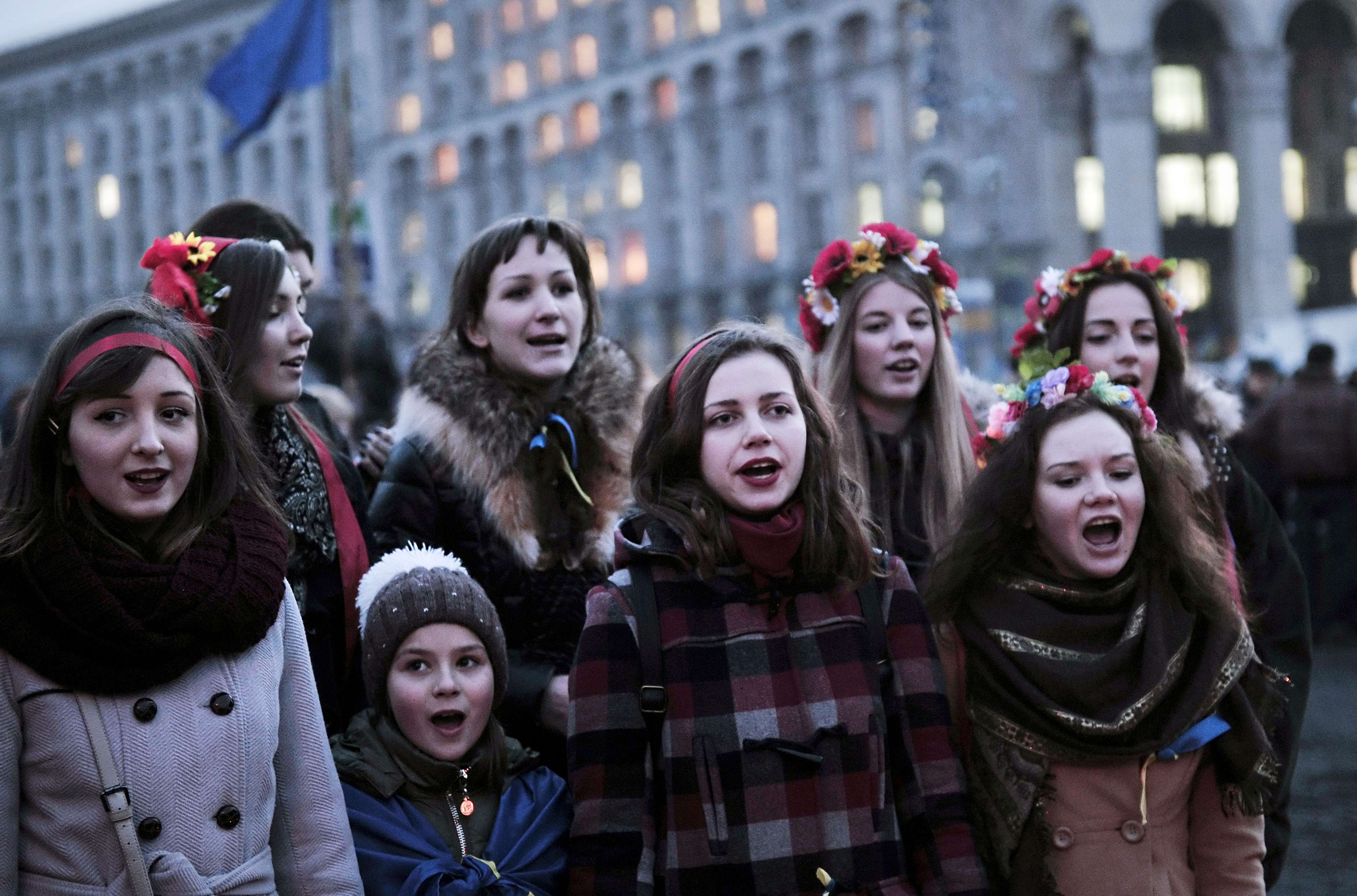 Varias niñas cantan la canción "Gloria a Ucrania", himno nacional ucraniano, en la plaza de la Independencia de Kiev