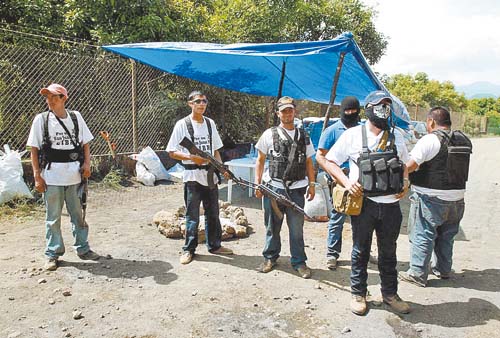 Parte de los civiles armados que ayer llegaron a las inmediaciones de Uruapan.