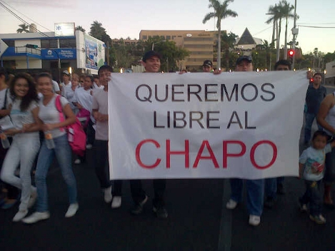 Personas vestidas de blanco y  con mantas salieron a las calles de Culiacán para exigir la liberación de "El Chapo".