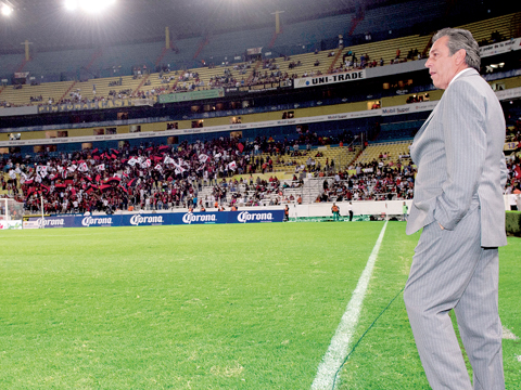 Tomás Boy afirma que el estado del césped y la iluminación del Estadio Jalisco merma a los rojinegros en este torneo. 