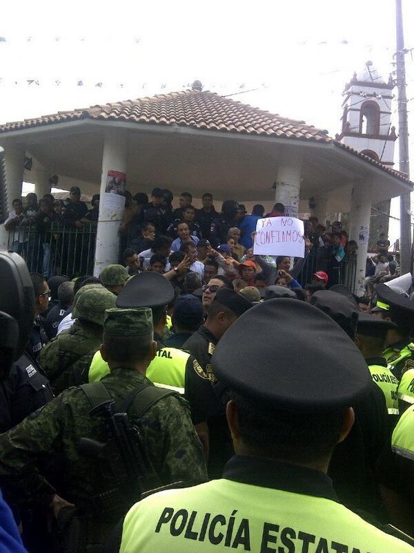 Autoridades dialogan con pobladores de San Francisco Chimalpa 
