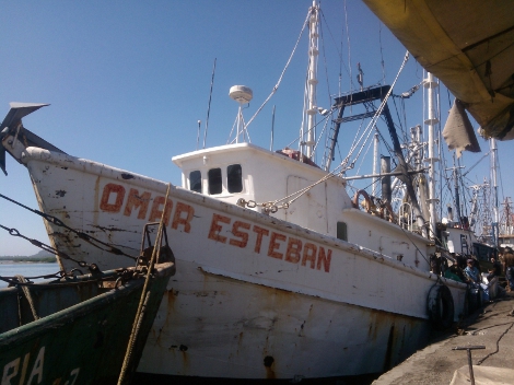 Este es el barco denominada "Omar Esteban" de donde se robaron el camarón que estaba almacenado en la bodega.