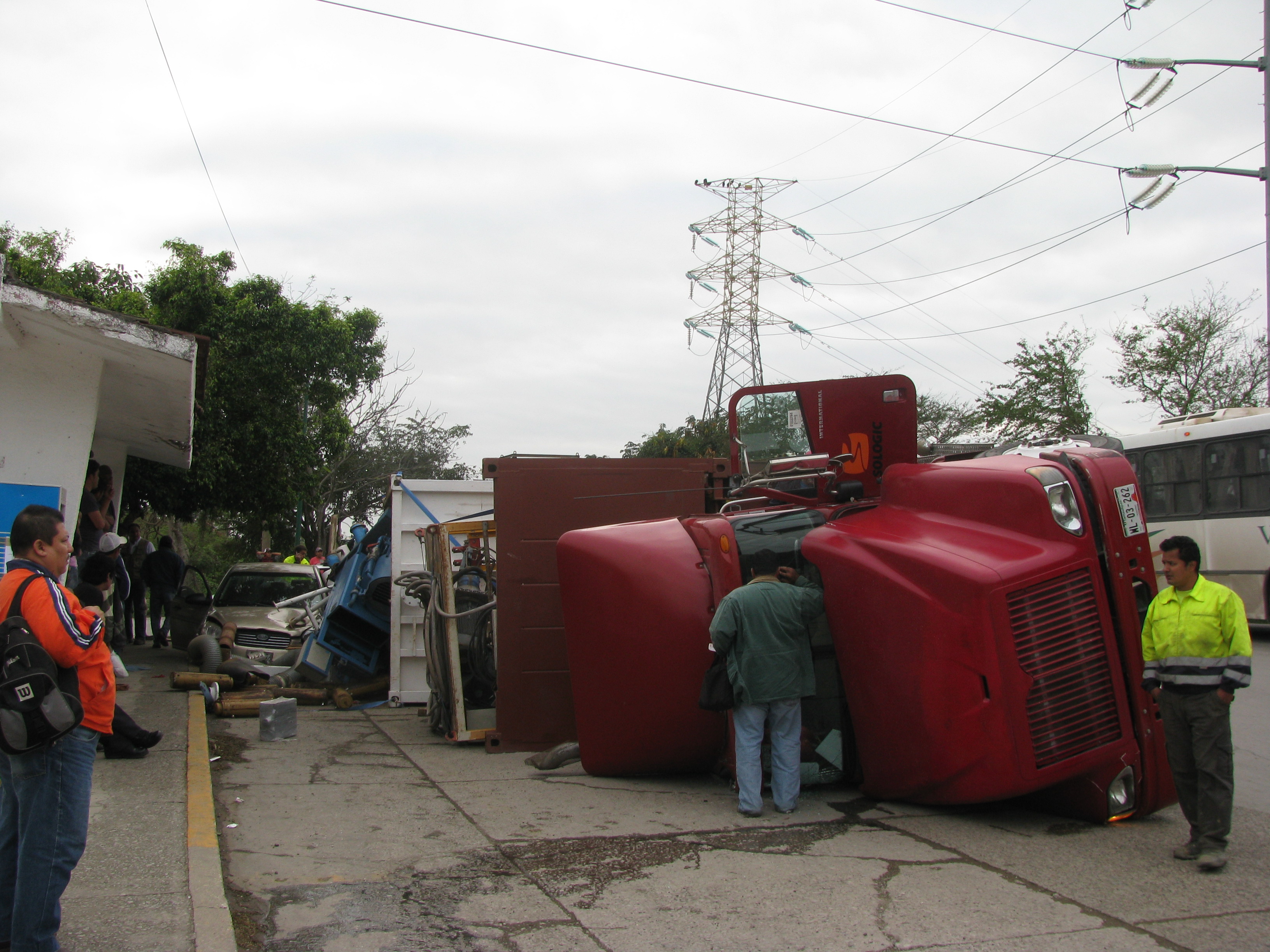 Conductor del tráiler sufrió varios golpes.