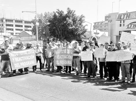 Un contingente de alrededor de 100 inconformes protestaron con pancartas frente a las oficinas de la Secretaría de Economía de Jalisco.