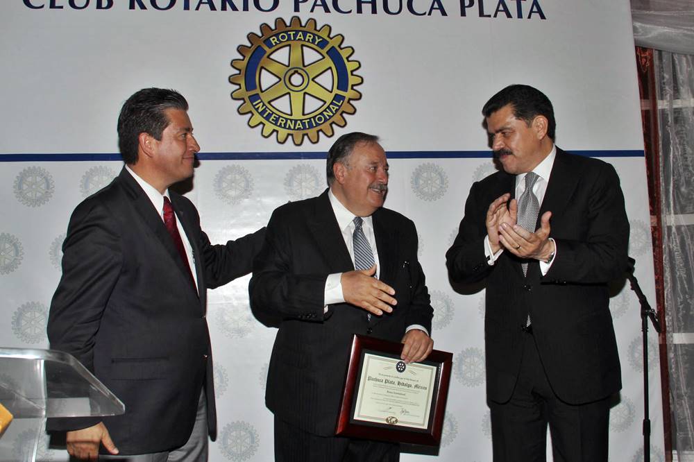Francisco Olvera con los integrantes del nuevo Club Rotario Pachuca Plata. 
