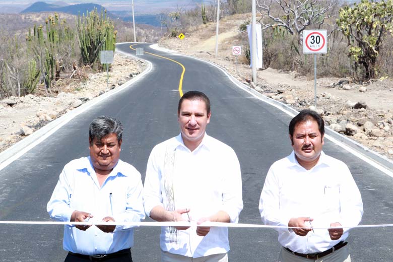El gobernador Rafael Moreno Valle en gira de trabajo por Huehuetlán El Chico.