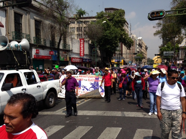 La CNTE y el SME protestan frente a la delegación
