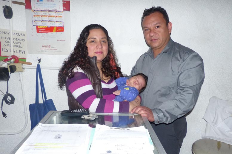Norma Elizabeth García Rodríguez, su hijo y su esposo Ángel.