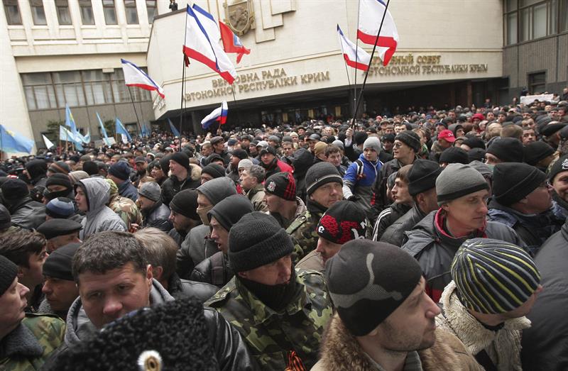 Partidarios de Rusia llegan al edificio del Parlamento en Simferopol, república autónoma de Crimea