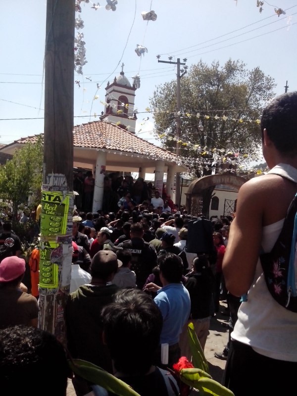 Pobladores de San Francisco Chimalpa se congregaron en el kiosco de la plaza.