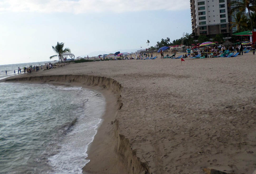 Autoridades exhortaron a la población que visita esta playa a que acaten las recomendaciones de los rescatistas y eviten acercarse a la zona de riesgo