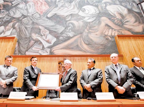 La Universidad de Guadalajara otorgó un doctorado honoris causa al científico alemán.