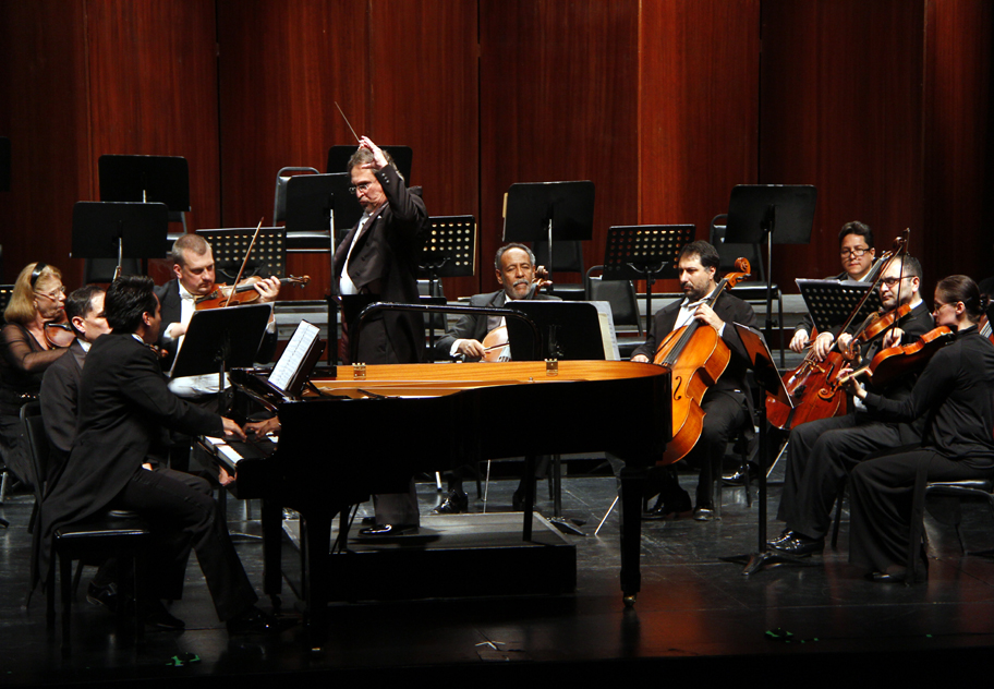 El pianista Anthony Tamayo Illescas con la Camerata de Coahuila. 