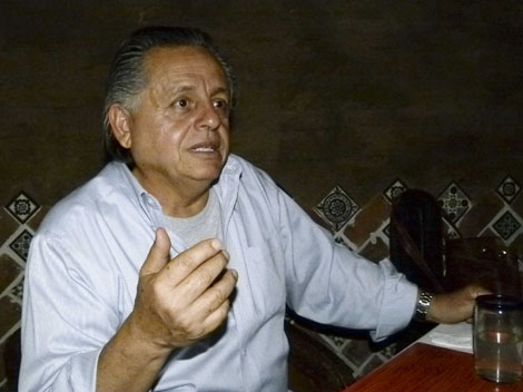 Ya trabaja en un cuarto libro y ha retomado la producción teatral