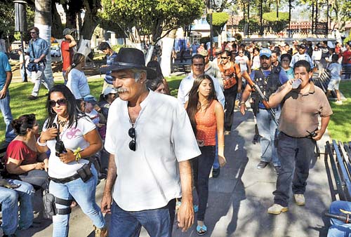 José Manuel Mireles encabezó la marcha y se dio tiempo de platicar con algunos participantes.