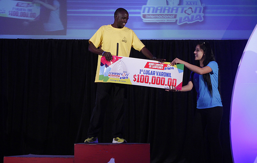 El keniano Stephen Mburi Njoroge, fue el máximo ganador en la rama varonil del XXVI Maratón Internacional Lala 2014.
