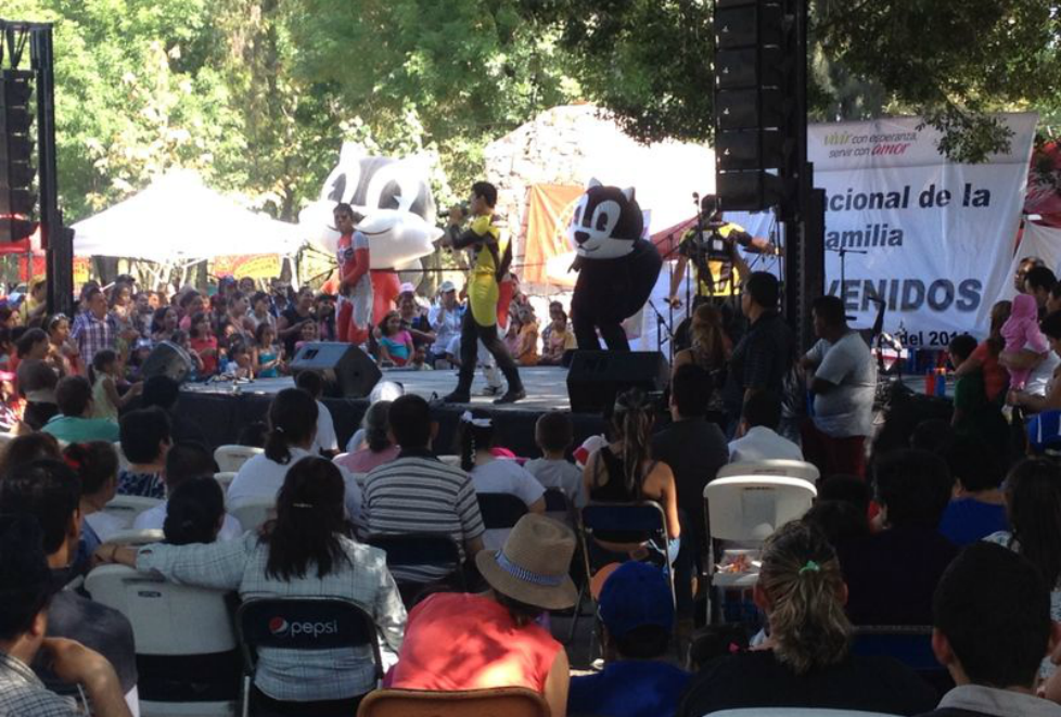 Las familias disfrutan de actividades culturales. 