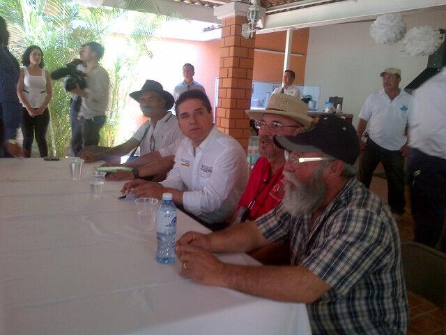 Los líderes de las autodefensas michoacanas en reunión con Silvano Aureoles y diputados del PRD.