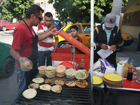 Todo es al día, la preparación de las 200 gorditas al carbón aproximadamente.