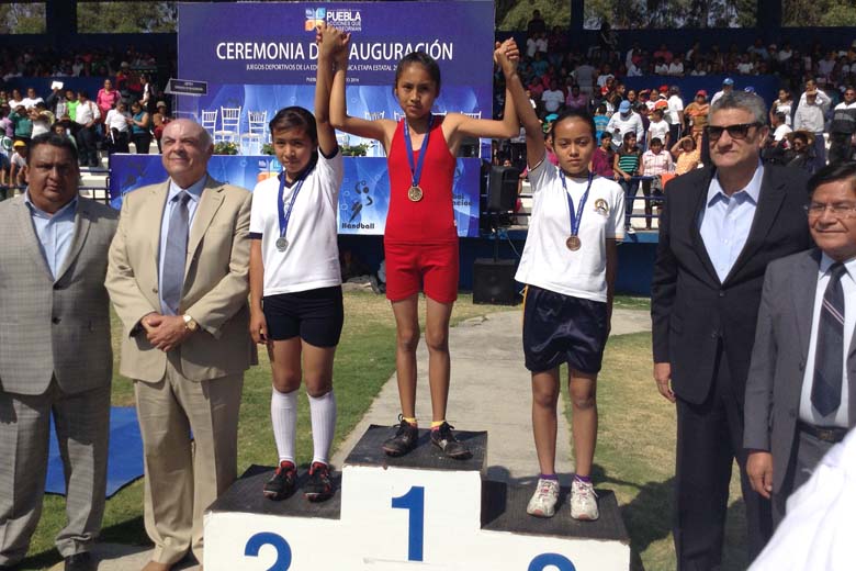 Autoridades deportivas pusieron en marcha la contienda en la Unidad Deportiva.