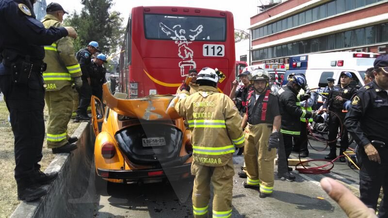 El conductor del vocho, un hombre de alrededor de 75 años, murió arriba de la ambulancia cuando recibía los primeros auxilios.