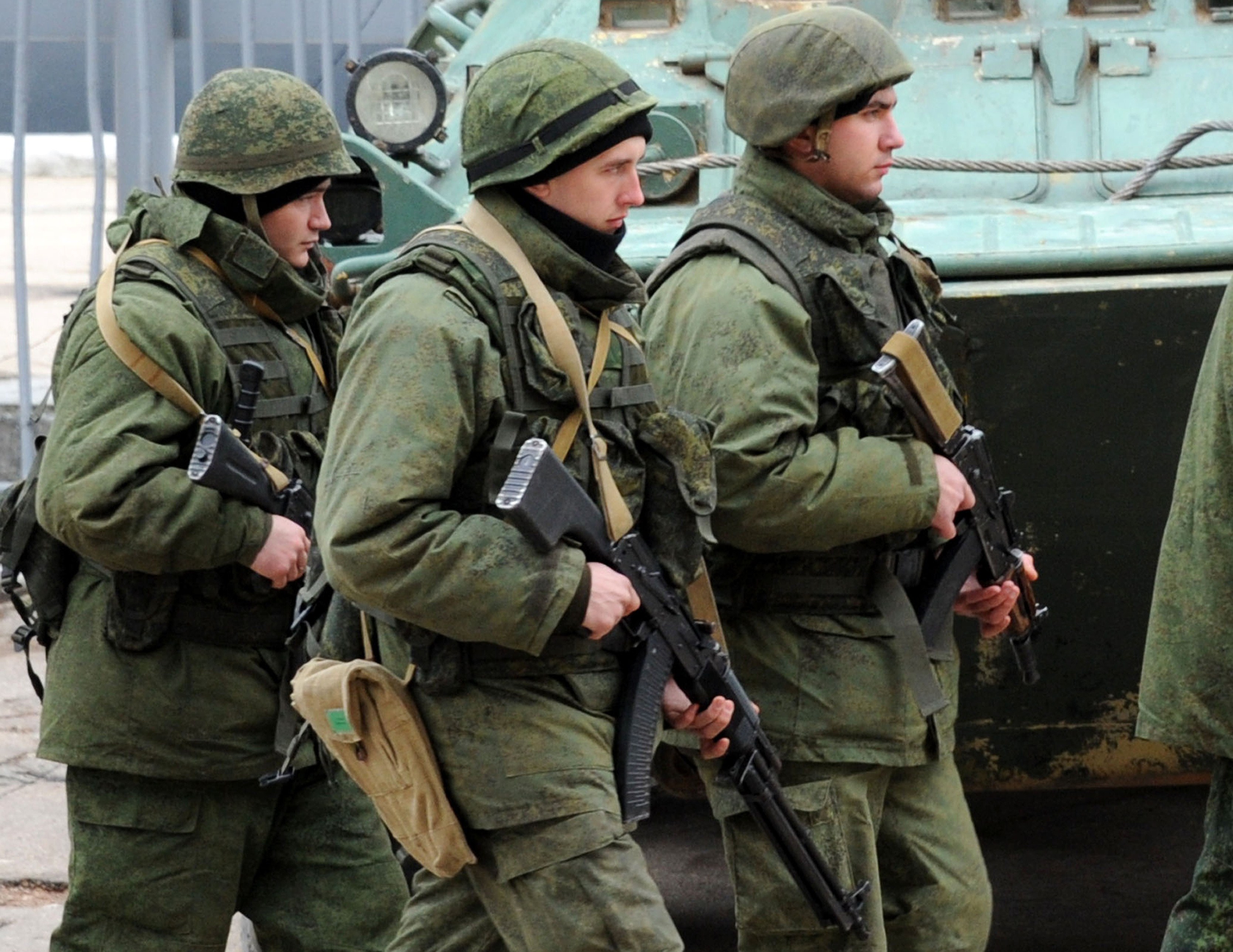 Infantes de marina rusos hacen guardia en el puerto de Sebastopol, en Crimea