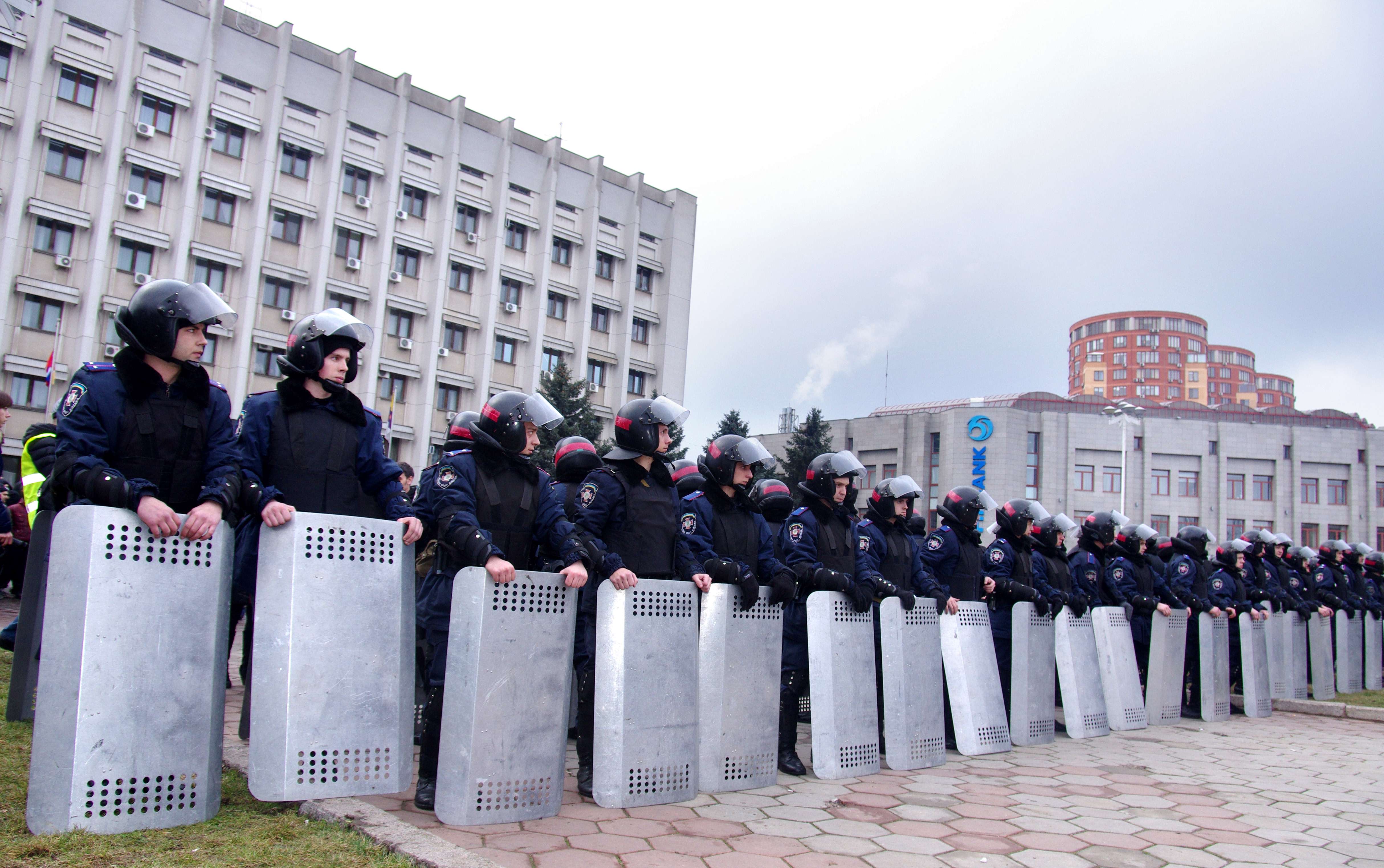 Policías ucranianos hacen guardia ante un edificio oficial en la ciudad de Odessa, para impedir su toma por activistas pro-rusos