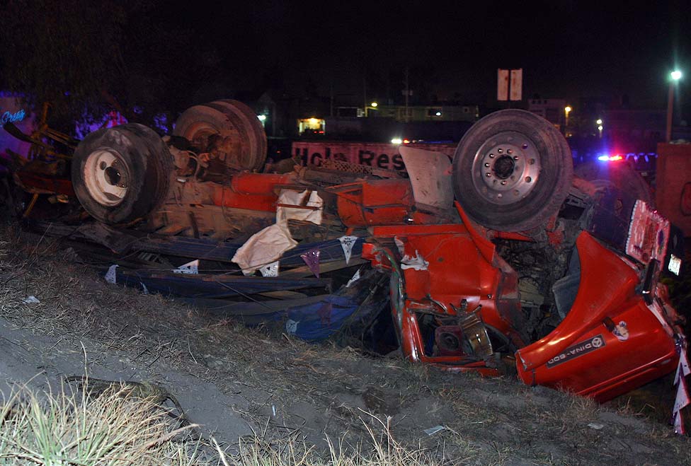 Así quedó el camión de los peregrinos accidentados en la autopista Puebla-México.