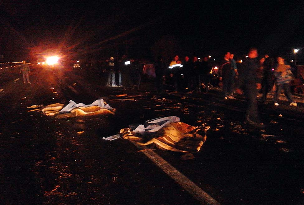 Los cadáveres de los atropellados yacen en el asfalto de la autopista Puebla-México.