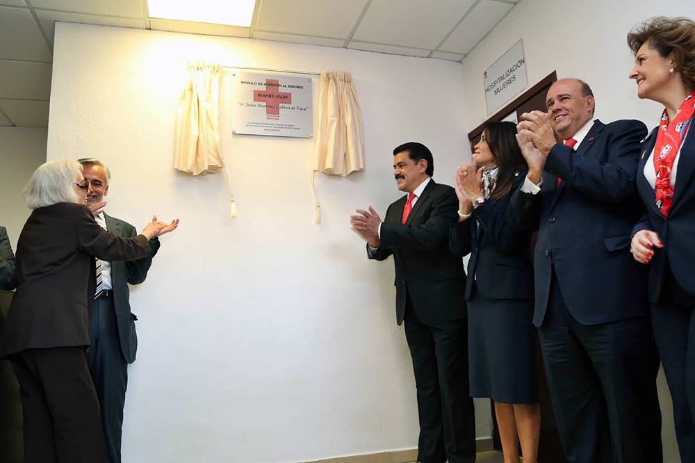 Develación de placa conmemorativa.
