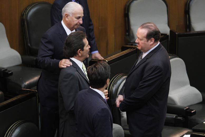 El ahora diputado independiente dejó su curul al lado de los panistas.
