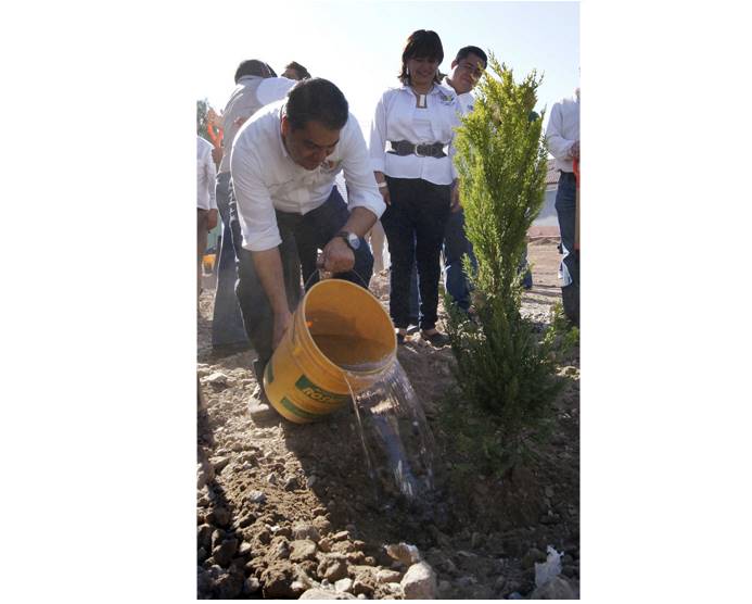 Eleazar García durante la campaña de reforestación.
