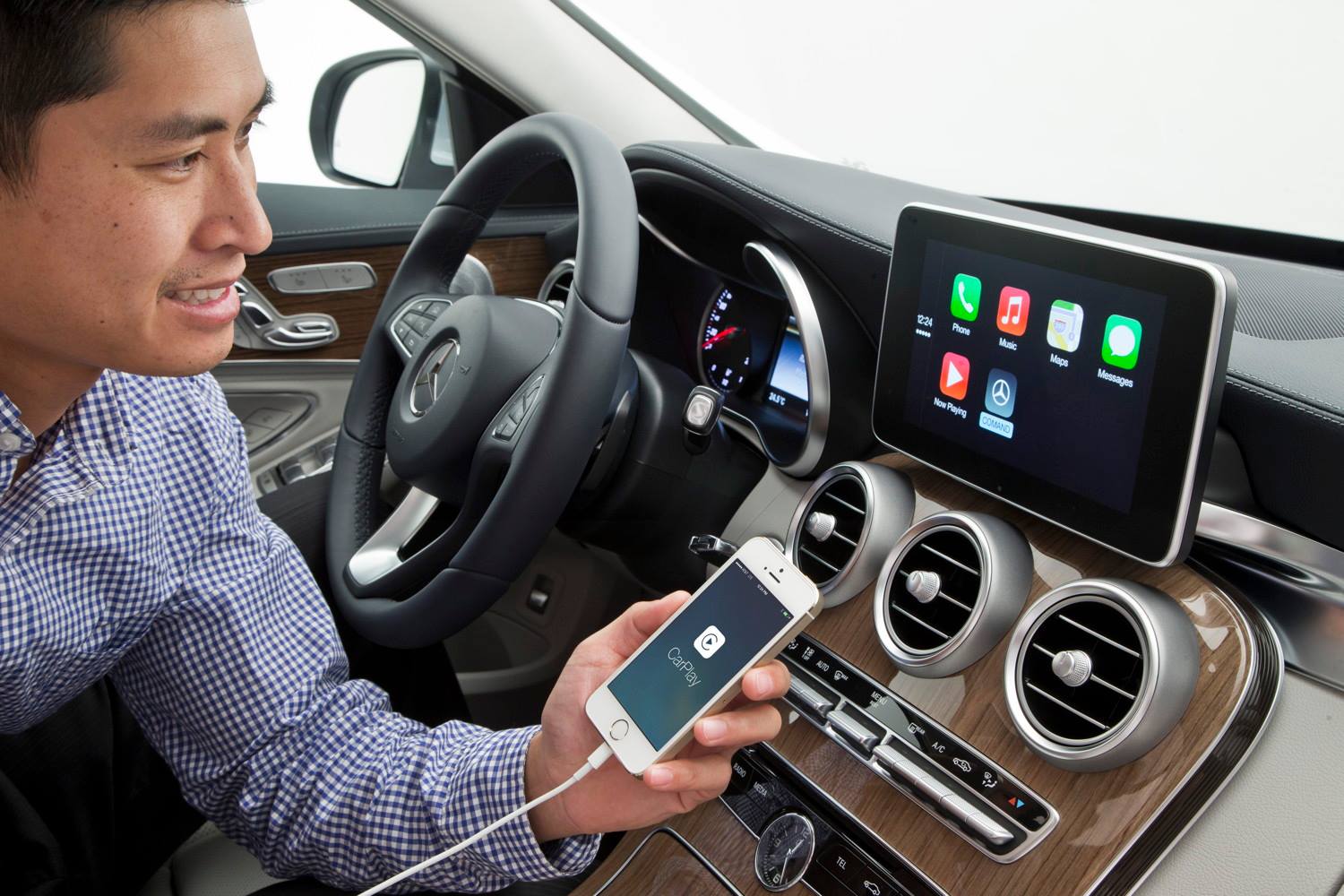Ferrari, Mercedes- Benz y Volvo incluyeron la tecnología del iPhone de Apple para sus coches.