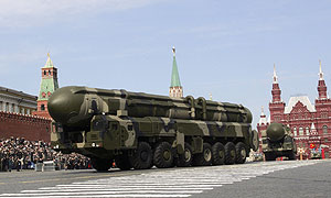 Un misil Topol M- ICBM, similar al lanzado hoy en Rusia, en un desfile en la plaza Roja de Moscú