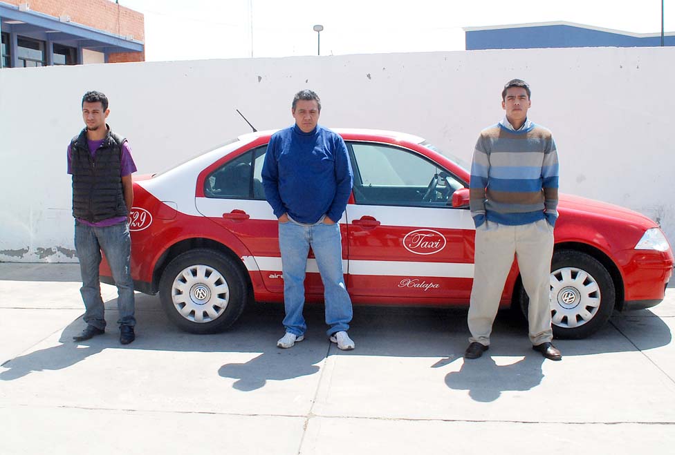 La Policía Municipal de Apizaco aseguró a dichos sujetos que al parecer conducían los taxis donde iban a bordo trece indocumentados.