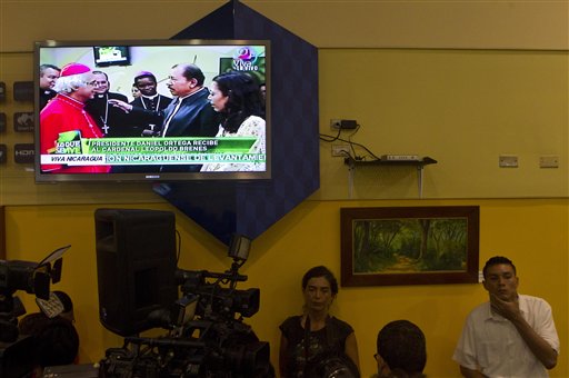 Un televisor proyecta la llegada del nuevo cardenal en el Aeropuerto de Managua. 
