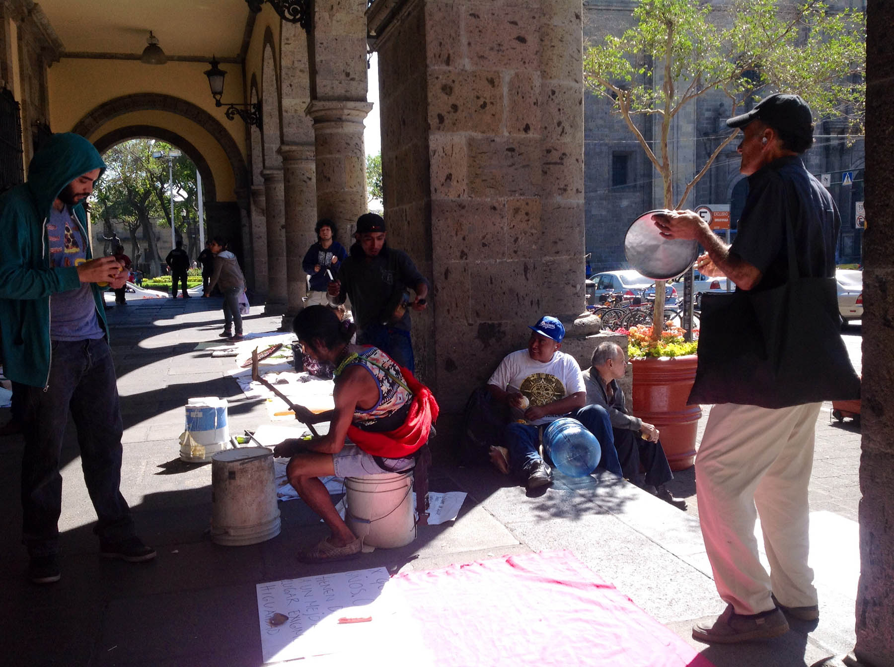 Arribaron con tambores, botes, cacerolas y hasta garrafones de agua; los cuales, han golpeando a lo largo del día.